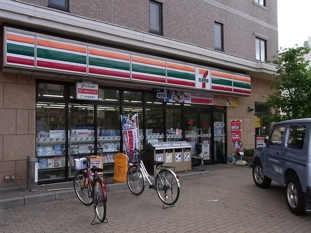 コンビニ　セブンイレブン（コンビニ）まで880m