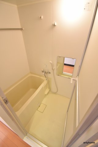地下鉄御堂筋線 西中島南方駅 徒歩8分 9階建 築22年の風呂写真