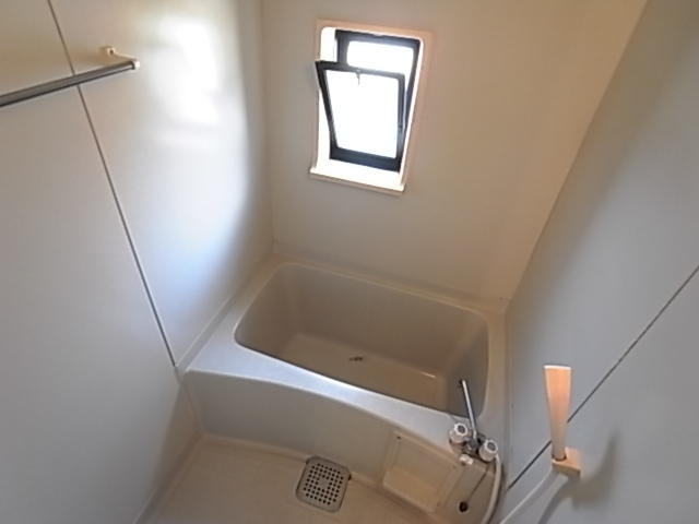 バス・シャワールーム　お風呂に窓が付いていたら換気がいいですヨ。