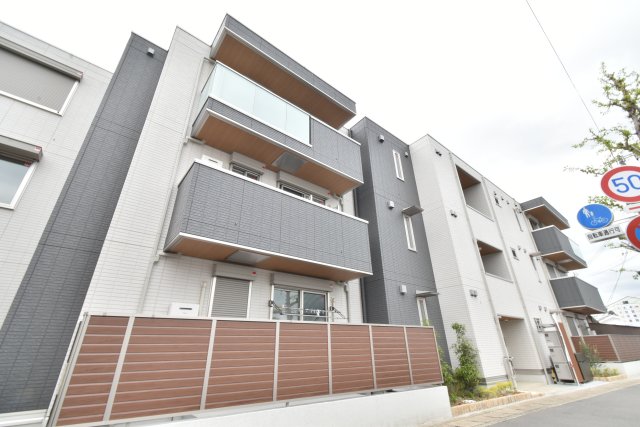 建物外観　桂川駅徒歩9分。タイル張りの綺麗な外観とオートロック完備