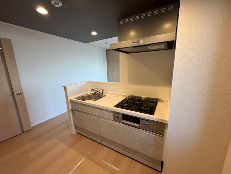 キッチン　システムキッチン採用。対面式カウンターで快適な調理スペース