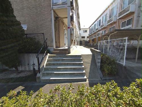 エントランス　駐輪場まで急なスロープあります
