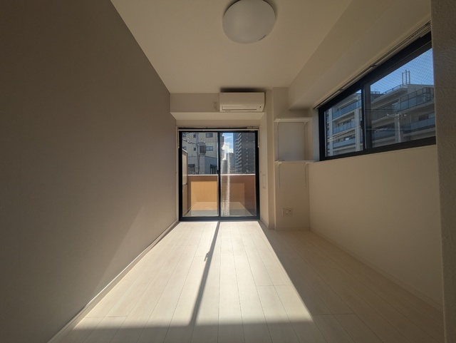 居室・リビング　白を基調とし、日当たりのいい部屋です♪