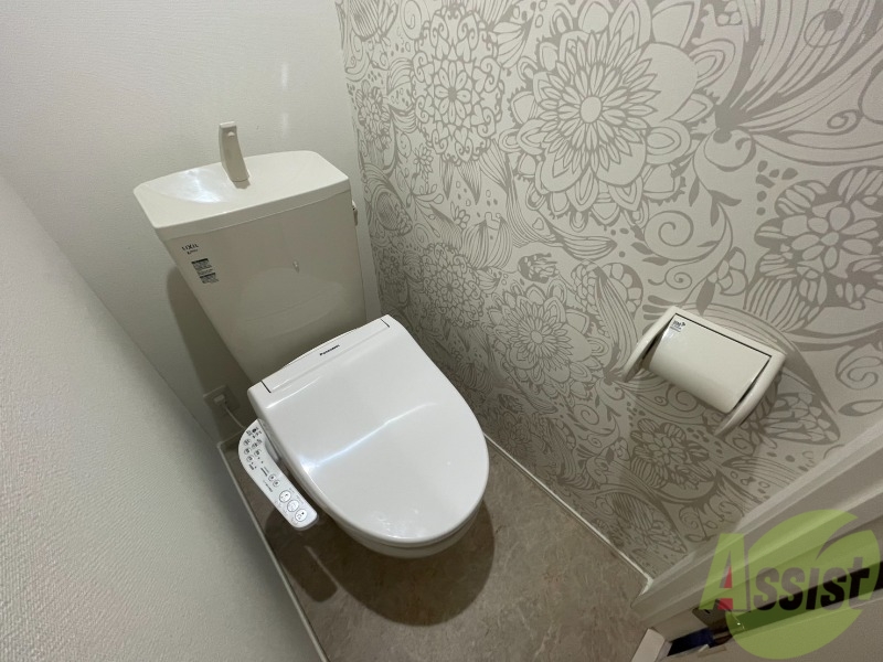 トイレ　トイレは温水洗浄便座が付いているのが嬉しいポイントですね。