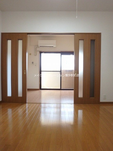 居室・リビング　同物件、別部屋の写真です。
