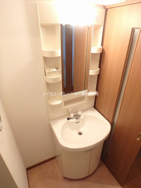 洗面設備　同物件、別部屋の写真です。