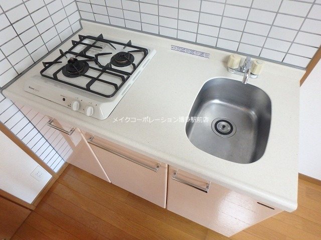 キッチン　同物件、別部屋の写真です。
