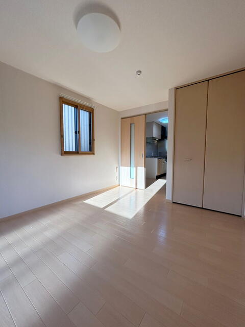 居室・リビング　日差しが差し込み明るいお部屋です。角部屋・二面採光です。