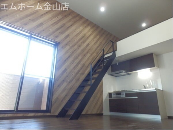 居室・リビング　ＬＤＫ9.5帖　洋室3.7帖　ロフト7.6帖