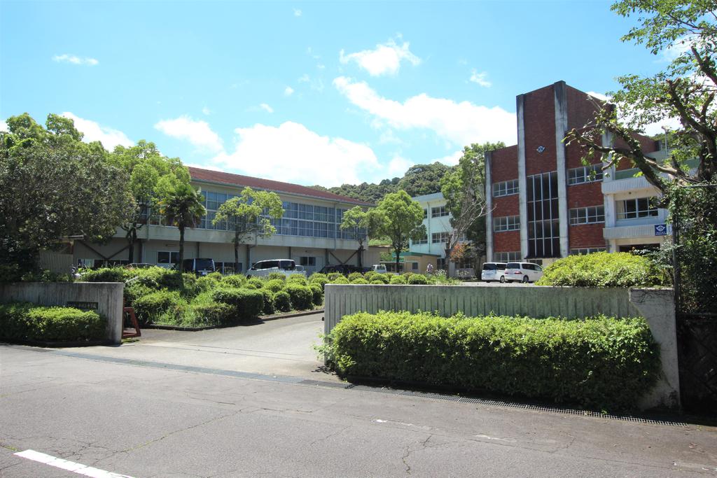 中学校　高知県立中村中学校（中学校）まで1829m