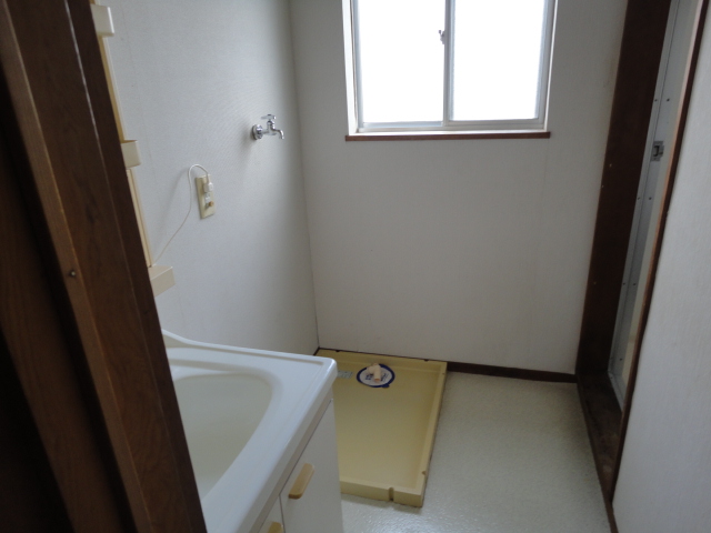 洗面設備　洗面・洗濯機置き場窓あります