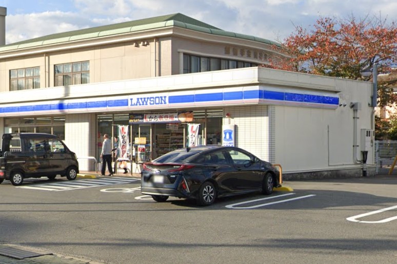 コンビニ　ローソン美祢市役所前店（コンビニ）まで608m