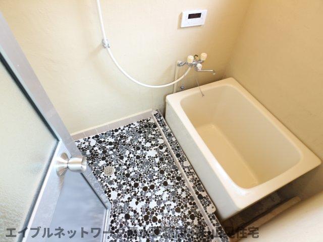 バス・シャワールーム　コンパクトで使いやすいお風呂です