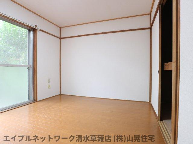 居室・リビング　こちらのリビングで趣味の時間をお楽しみください