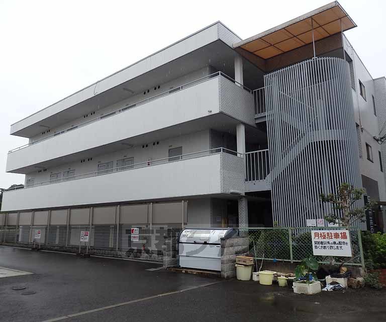 京都市右京区西京極中町のマンションの建物外観