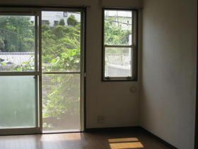 横須賀市汐見台のアパートの建物外観