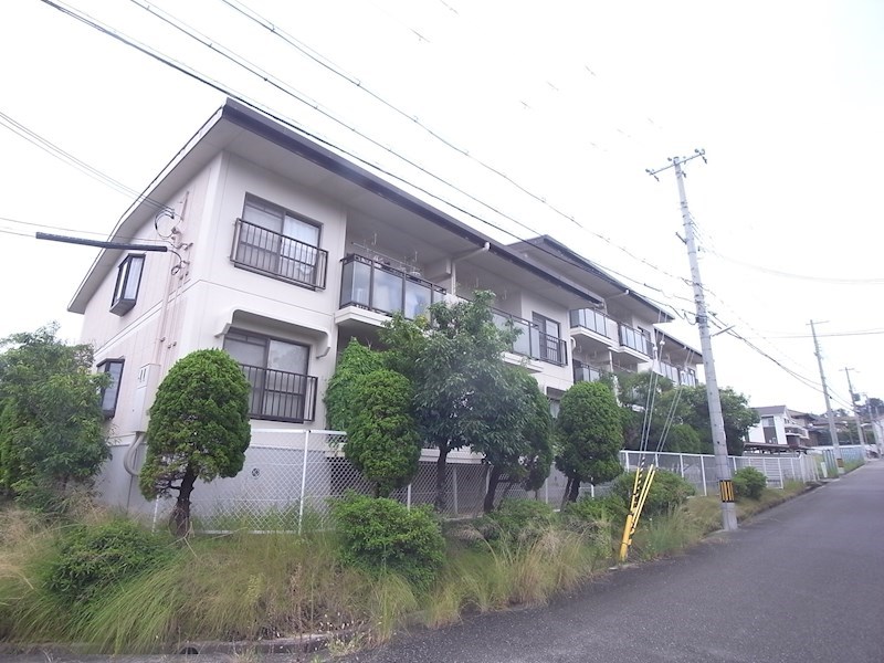 神戸市須磨区東落合のアパートの建物外観