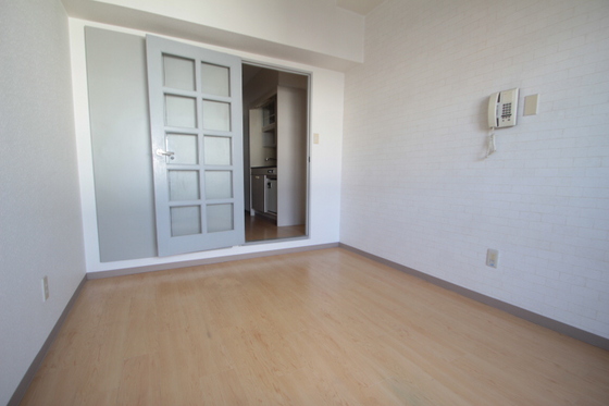 居室・リビング　※別号室の写真です。