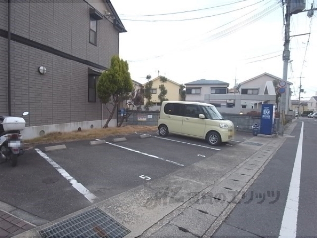 【京都市西京区山田北山田町のアパートの駐車場】