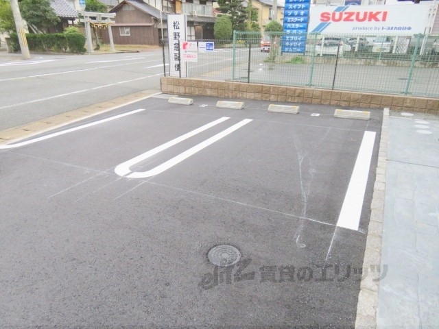 【豊岡市弥栄町のアパートの駐車場】