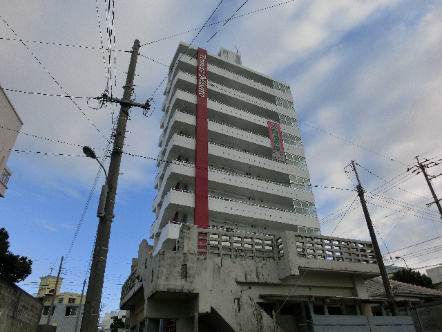 沖縄市美里のマンションの建物外観