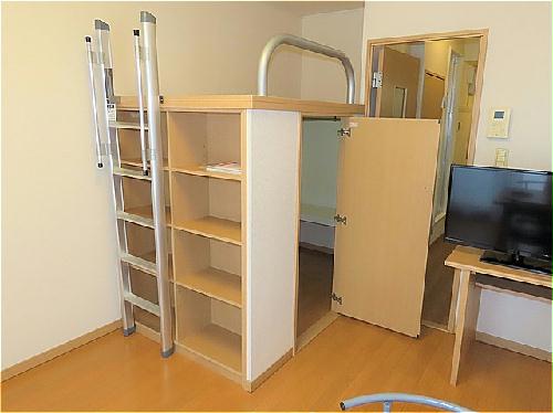 収納　本棚、ベッド下収納あり