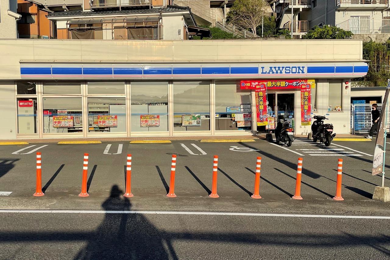 コンビニ　ローソン愛宕店（コンビニ）まで620m