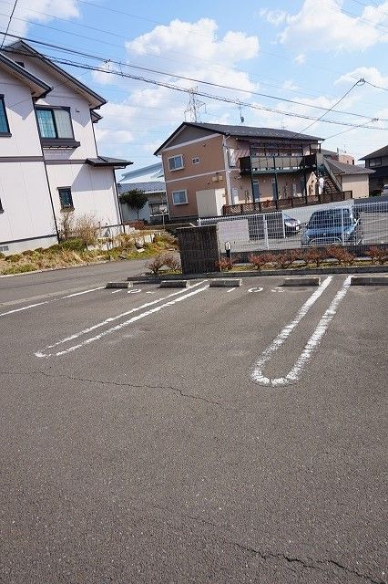 【仙台市泉区本田町のアパートの駐車場】