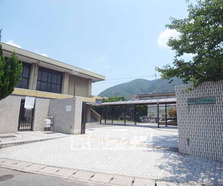 【京都市山科区大宅辻脇町のアパートの中学校】