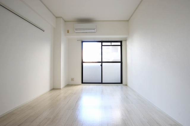 居室・リビング　同物件、別号室のものです。