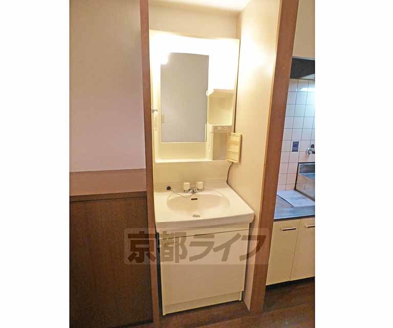 洗面設備　綺麗な洗面台です。