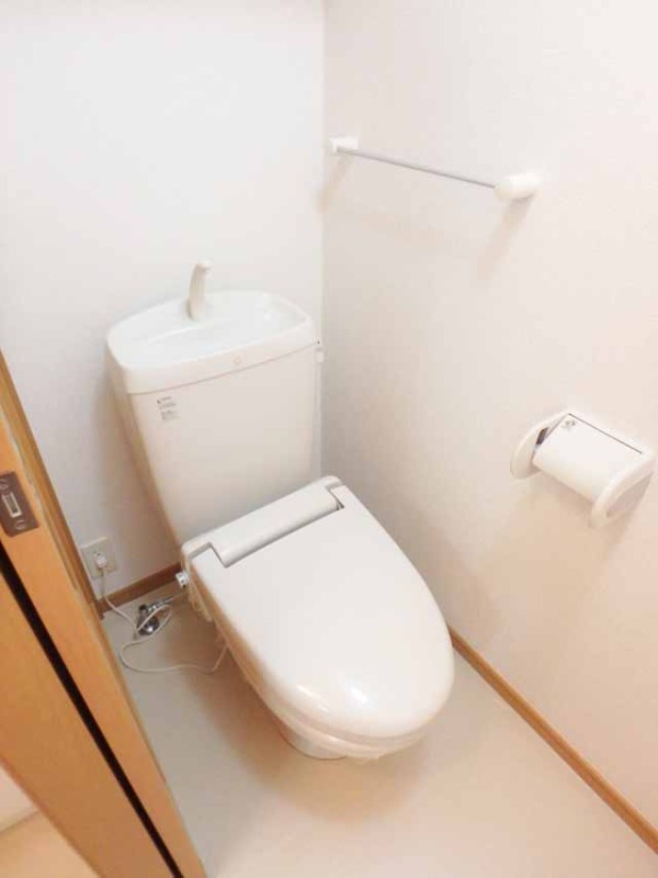 トイレ　暖房便座つき！