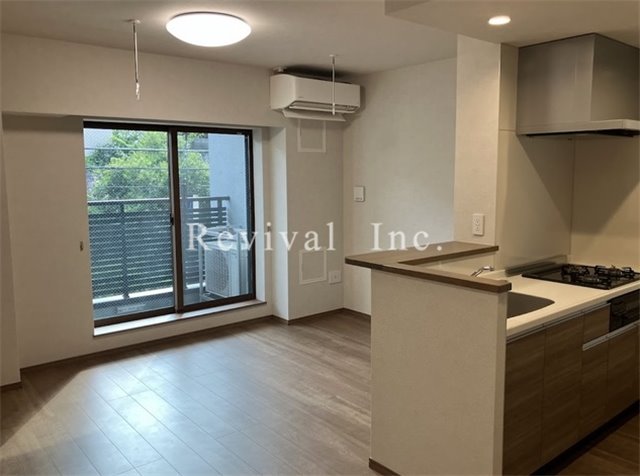 居室・リビング　明るい光の入るリビング空間