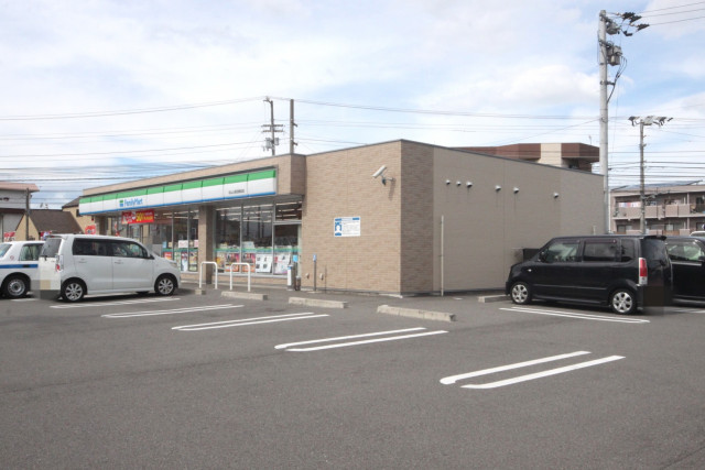 コンビニ　ファミリーマート松山土居田駅前店（コンビニ）まで400m