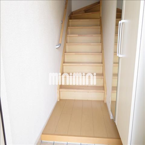 玄関　姿見付き玄関