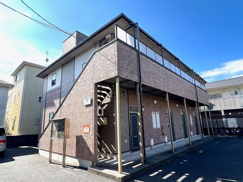 建物外観　新越谷駅徒歩８分（６４０ｍ）