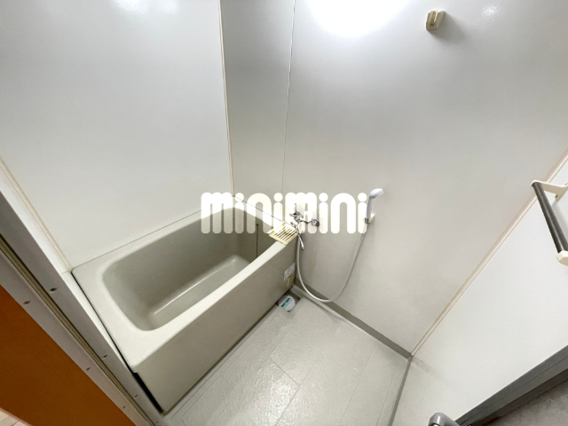 バス・シャワールーム　広めの浴槽でリラックス。