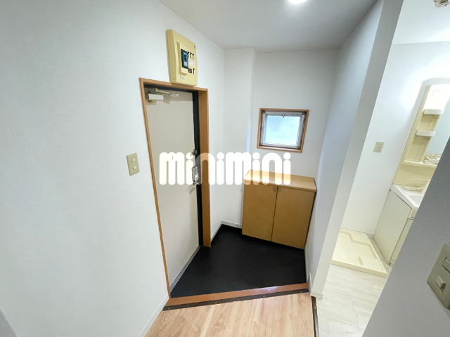 玄関　南向きの広々１５．２帖のお部屋です。