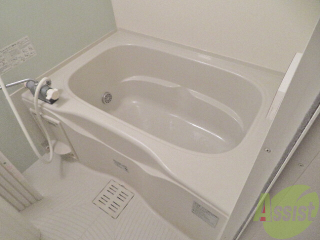 バス・シャワールーム　浴室は追焚機能や浴室乾燥機付きです。便利な機能が沢山ですね。