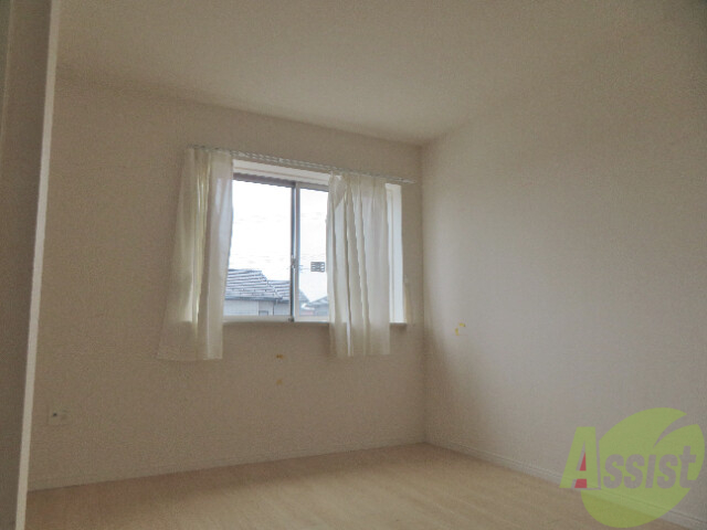 その他部屋・スペース　寝室は６．９帖の洋室です。ダブルベッドも余裕で置けますね。