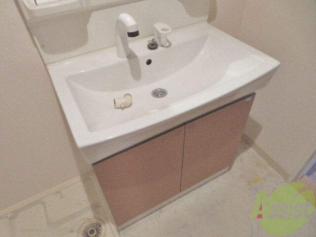 洗面設備　洗面台は独立洗面台です。毎日の身支度が楽しくなりそうですね。