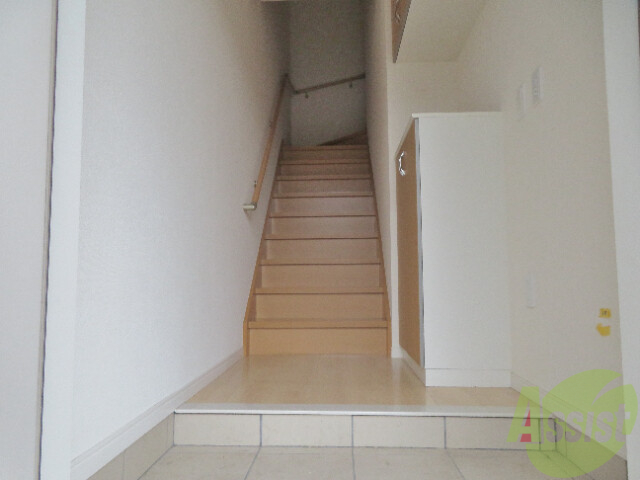 玄関　玄関は広々しています。敷居が高すぎないのもポイントですね。