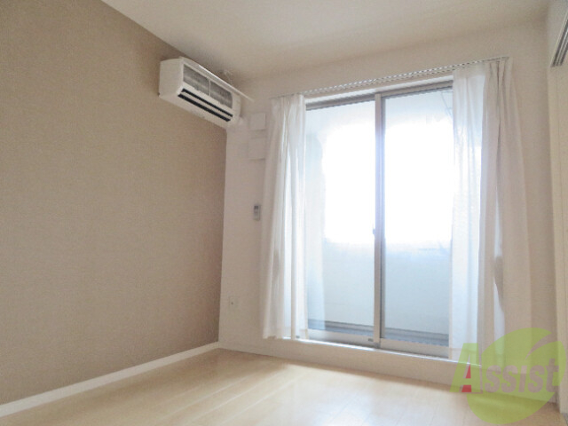 居室・リビング　リビングは１０帖のＬＤＫです。陽当たりも良好ですね。