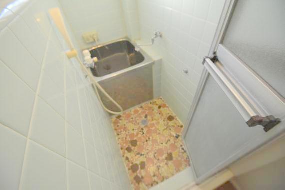 バス・シャワールーム　コンパクトサイズのお風呂です。お掃除も楽にできますよ。