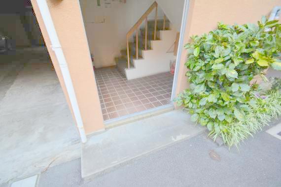 エントランス　落ち着いたエントランスです