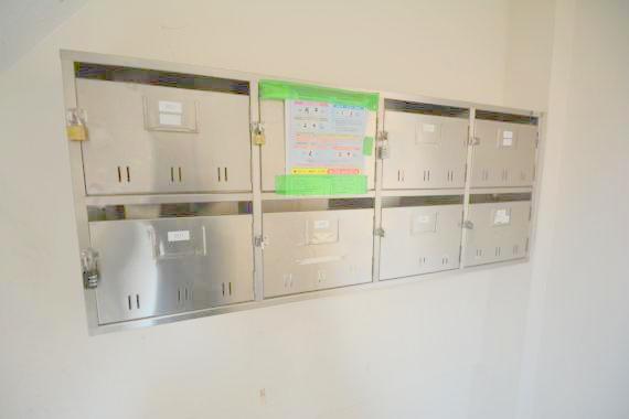 ロビー　ロビーにある各部屋毎のメールボックス。