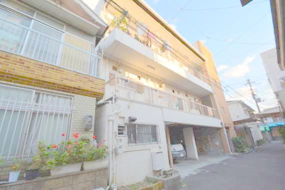 建物外観　この見晴らしが明るいお部屋を作ってますよ。