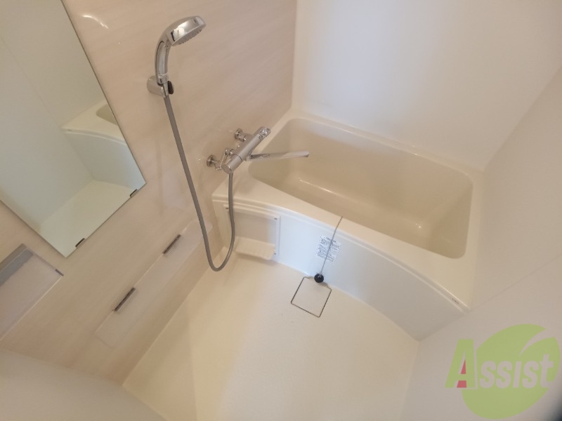 バス・シャワールーム　お風呂です。広々したバスでゆっくりくつろげます。