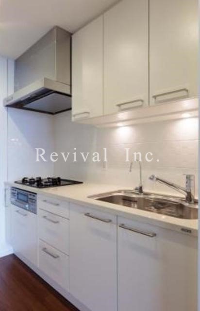 キッチン　3口のガスコンロ、設備充実でございます