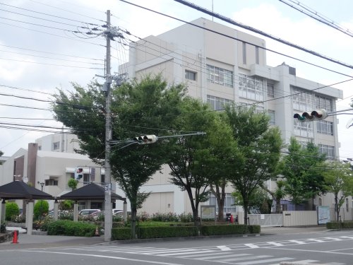 中学校　伊丹市立荒牧中学校（中学校）まで742m
